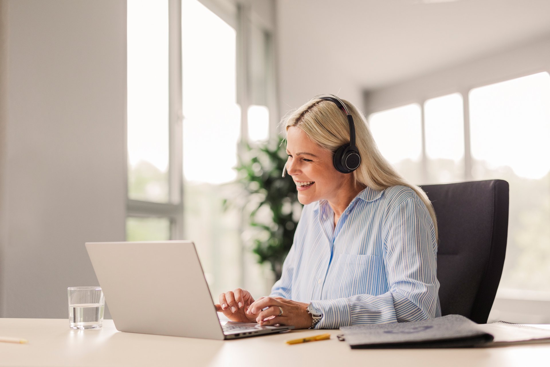 Zaměstnanec Trusted Shops mluví se zákazníkem na svém notebooku